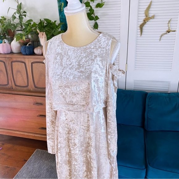 Easel | Holly Holiday Long Sleeve Ice Crushed Velvet Cold Shoulder Flowy Dress - Picture 5 of 14